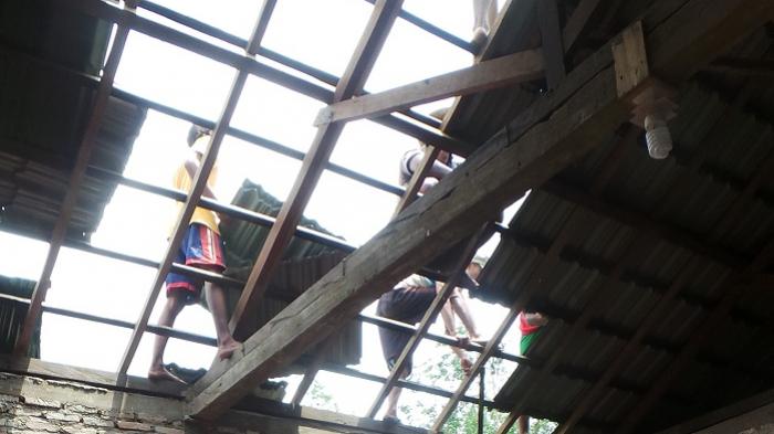 atap-rumah-sutaji-jebol-tertimpa-pohon-kelapa_20160928_142954.jpg