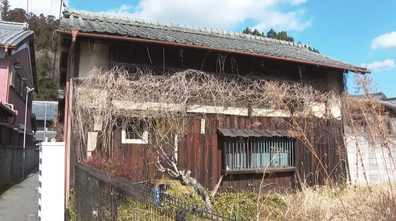 DIBAYAR UNTUK PINDAH - Tangkap layar YouTube CNA Insider, memperlihatkan contoh rumah terbengkalai atau akiya yang ada di Jepang. Sejumlah negara menawarkan uang atau insentif bagi warga asing yang mau tinggal di negaranya. Jepang menawarkan akiya atau rumah kosong.