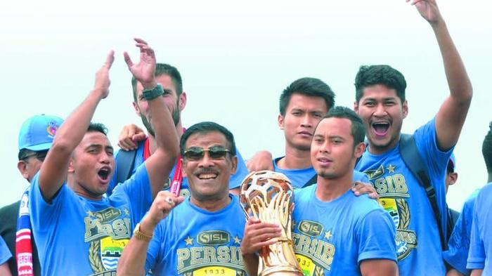 atep-pegang-piala-lsi_20141116_005400.jpg