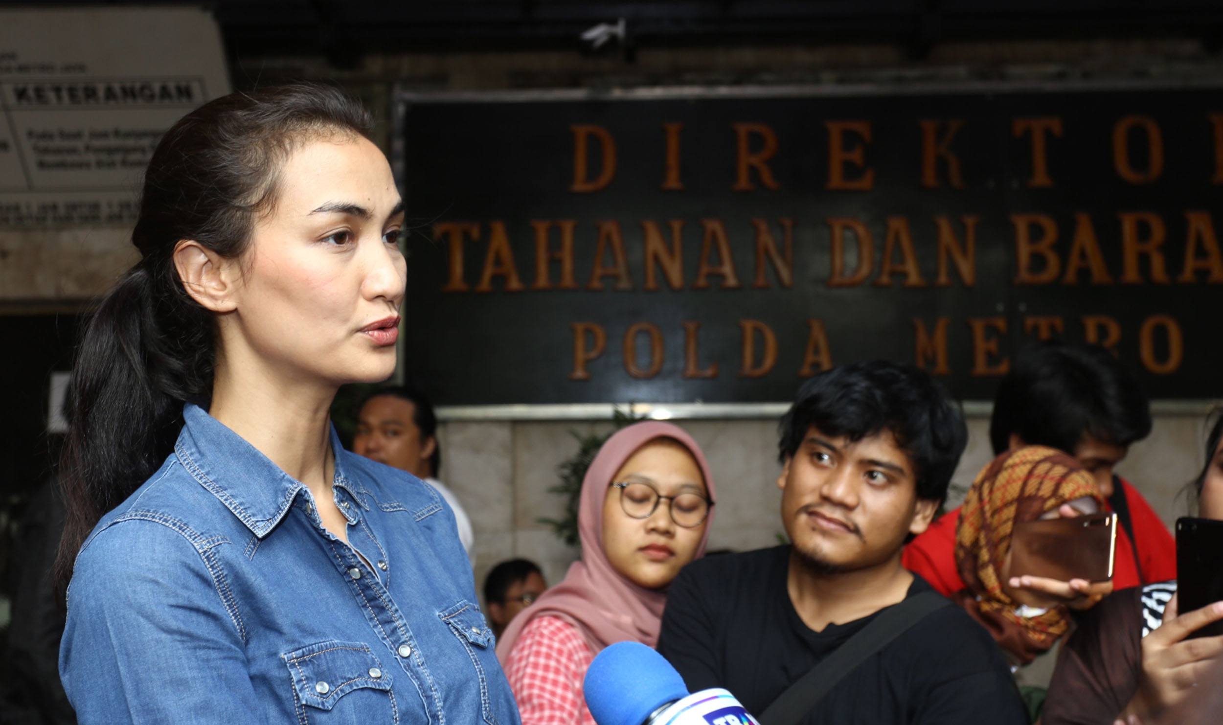 atiqah-hasiholan-jenguk-ratna-sarumpaet_20190716_183556.jpg