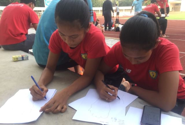 atlet-atletik-indonesia-saat-menggambar-bagian-telapak-kaki_20180810_172048.jpg