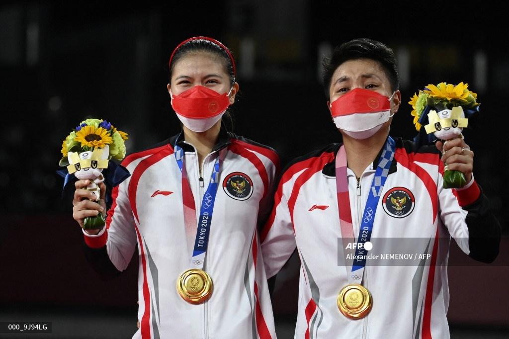 atlet-indonesia-apriyani-rahayu-kanan-dan-greysia-polii-indonesia-berpose-dengan-medali-emas.jpg