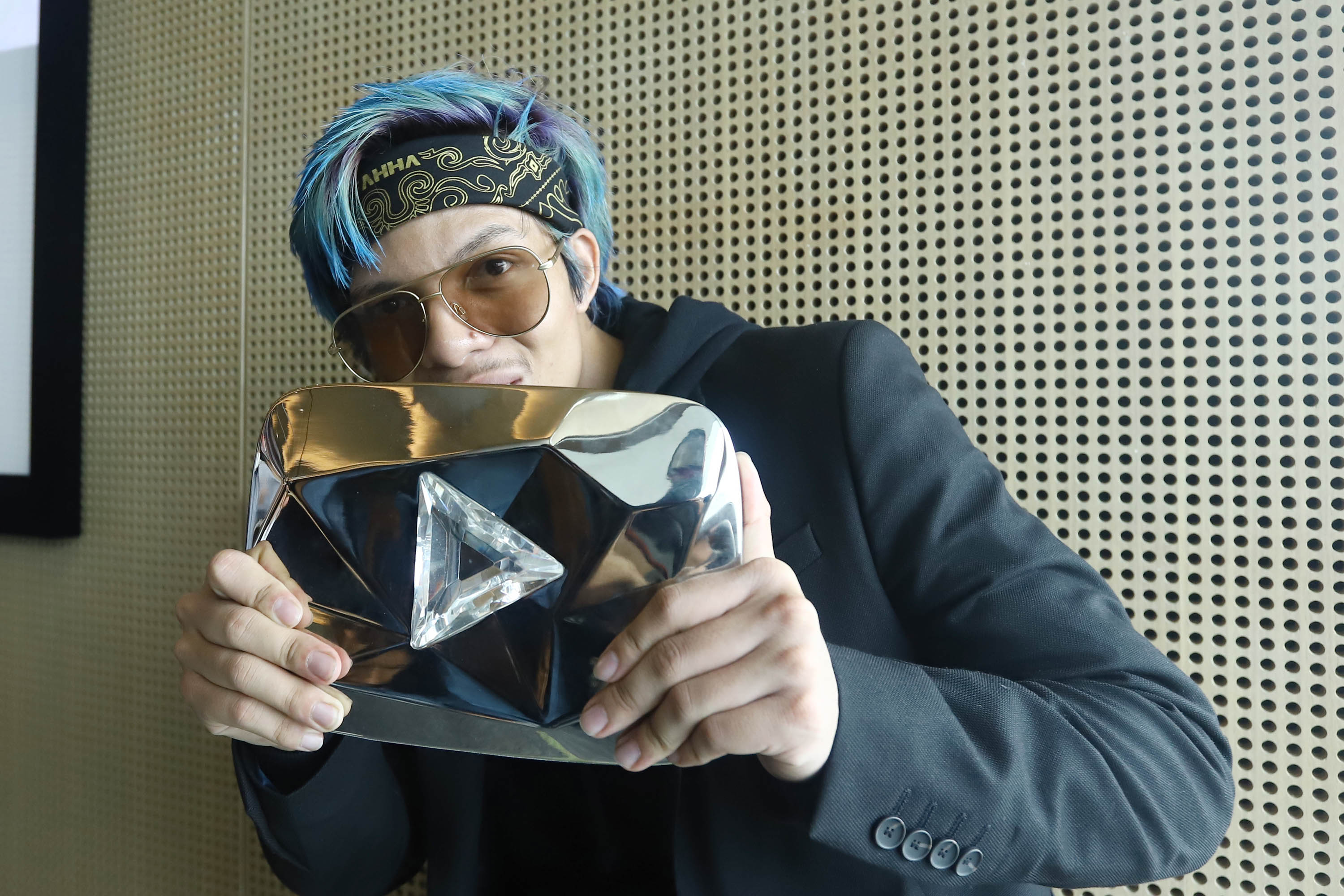 atta-halilintar-raih-youtube-diamond-award_20190220_211938.jpg