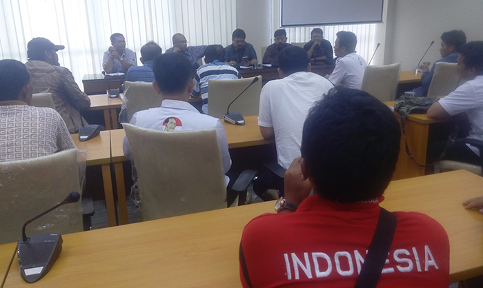 audiensi-warga-dengan-dprd-sumut_20160602_140120.jpg