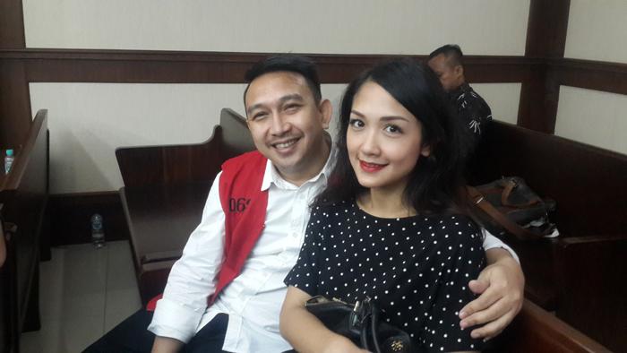 augie-dan-istri-romantis.jpg