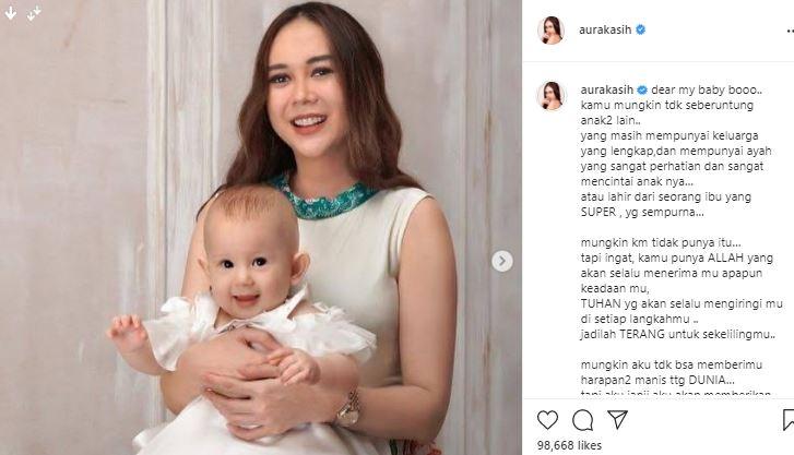 aura-kasih-mengunggah-potret-dirinya-yang-tengah-memangku-sang-putri-arabella.jpg
