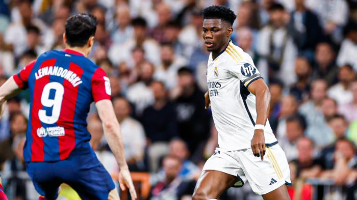 aurelien-tchouameni-saat-dihadang-robert-lewandowski-pada-laga-real-madrid-vs-barcelona.jpg