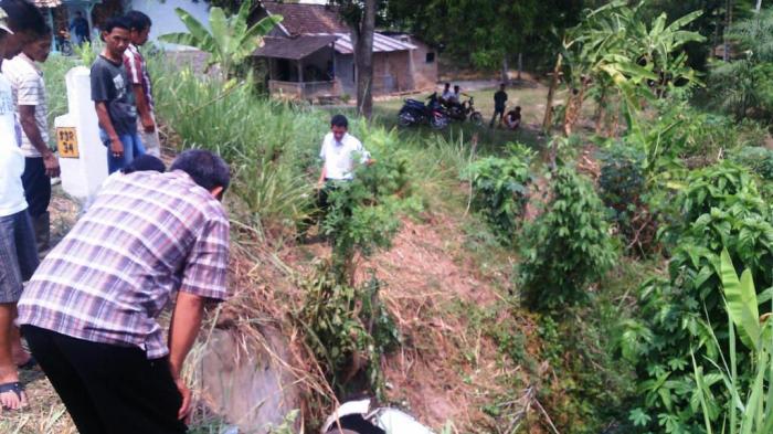 avanza-masuk-jurang_20151009_152054.jpg