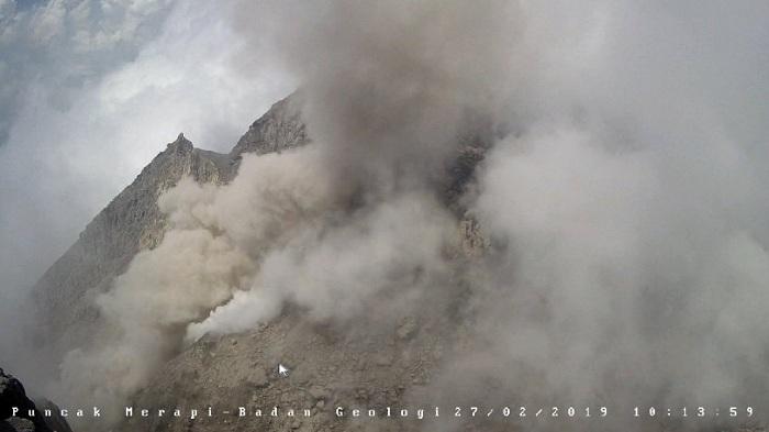 awan-panas-keluar-dari-gunung-merapi-pada-rabu-27-februari-2019.jpg
