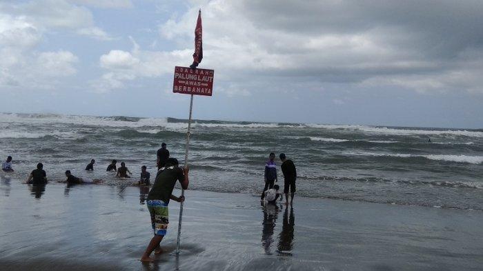 awas-palung-wisatawan-diimbau-jangan-berenang-terlalu-jauh-dari-bibir-pantai-parangtritis.jpg