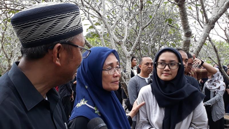ayah-dan-ibunda-tya-finalis-abnon-jaktim-2017-yang-menjadi-korban-tsunami-selat-sunda.jpg