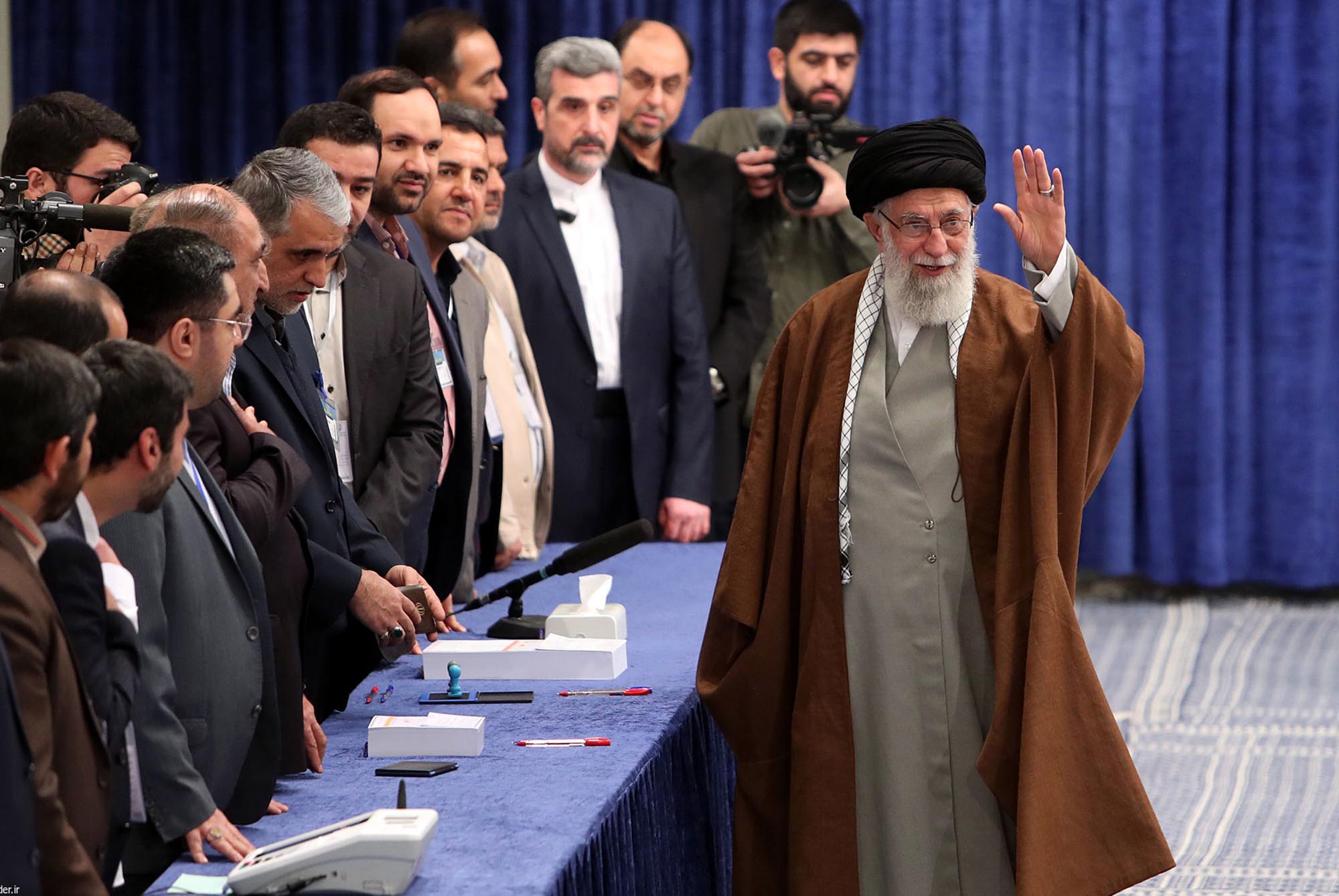ayatollah-ali-khamenei-memberikan-suara-pada-pemilihan-parleman_20200222_012503.jpg
