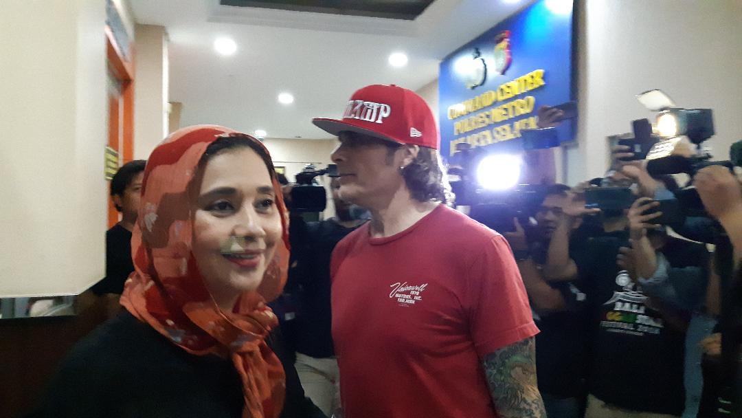 Bawa Beberapa Bungkus Makanan, Ayu Azhari dan Suaminya Sambangi Polres Metro Jakarta Selatan