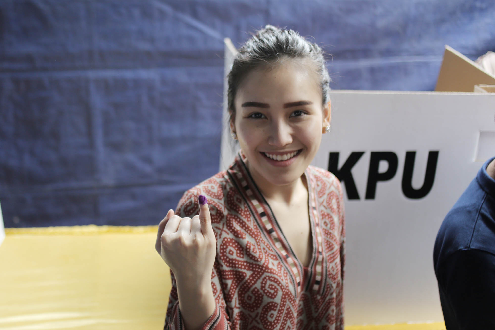 ayu-ting-ting-nyoblos-pilkada-jabar_20180627_185234.jpg