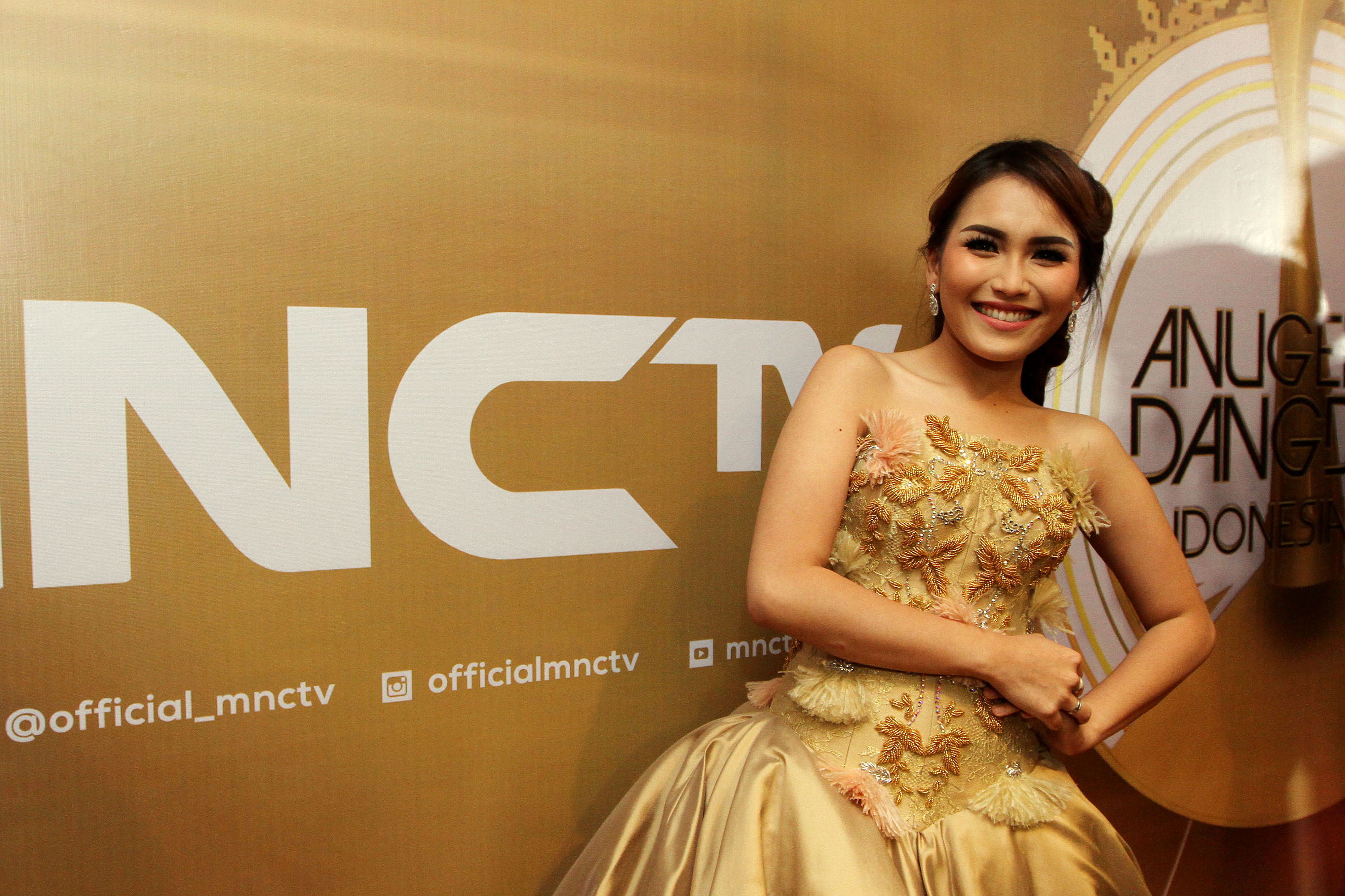 ayu-ting-ting-pendangdut-paling-sosmed-adi-2016_20161207_143016.jpg