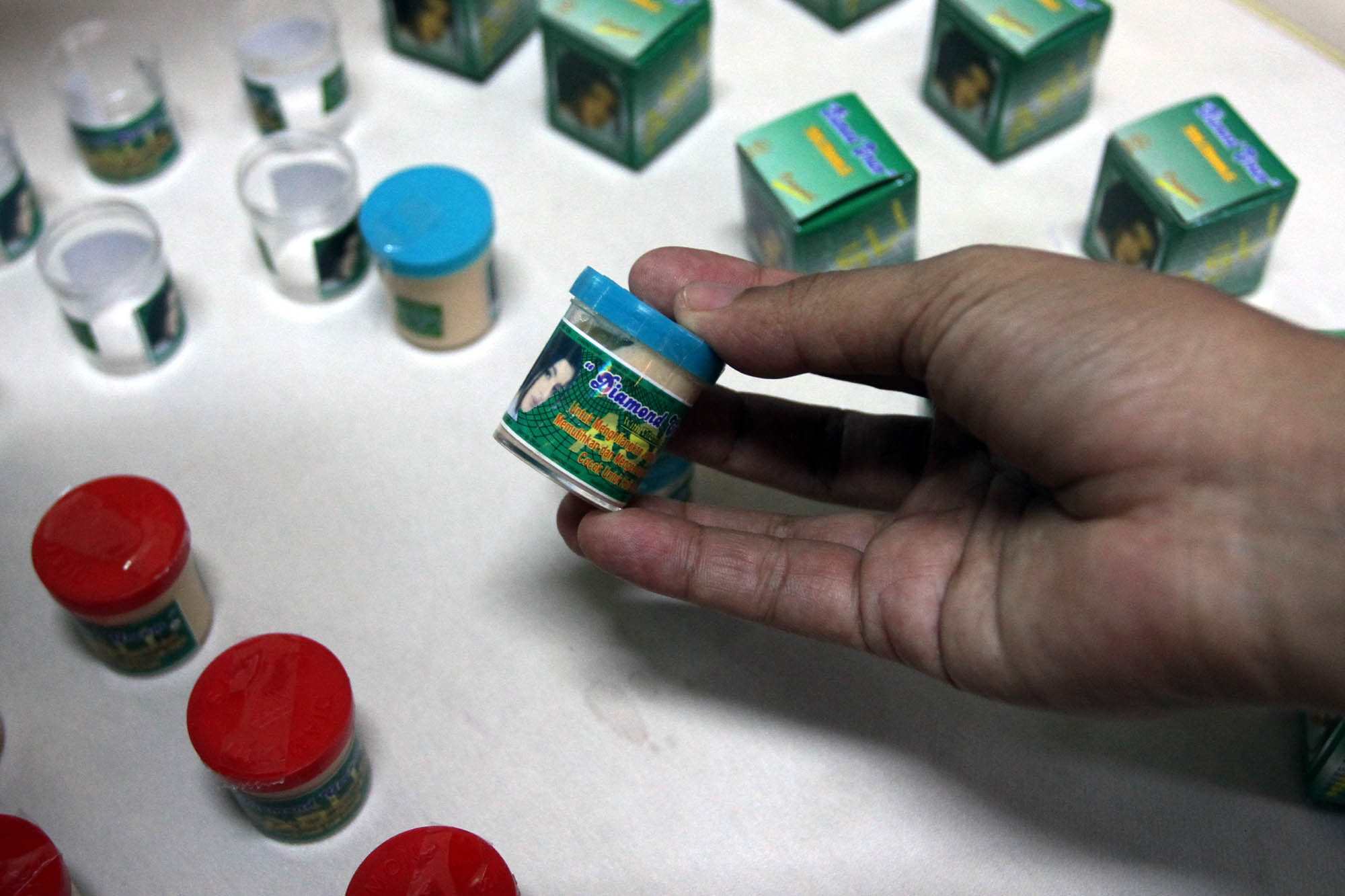 badan-pom-musnahkan-obat-dan-kosmetik-ilegal_20151027_220155.jpg
