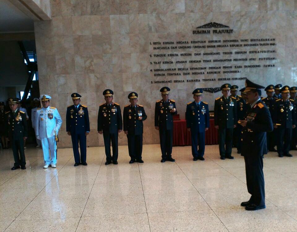 badrodin-haiti-dapat-empat-bintang-dari-tni_20160701_150452.jpg