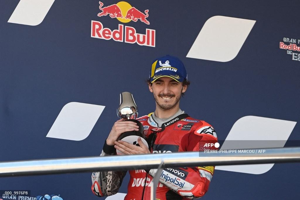 bagnaia-merayakan-di-podium-setelah-balapan-motogp-dari-grand-prix-spanyol-di-sirkuit-jerez.jpg