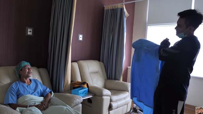 Baim Wong Bantu Operasi Tukang Bapau yang 50 Tahun Rabun, Diberikan Ini: Sudah Nolong dari Kegelapan