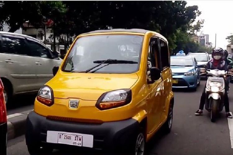 bajaj-roda-empat-saat-terlihat-di-jalanan-jakarta_20170721_161421.jpg