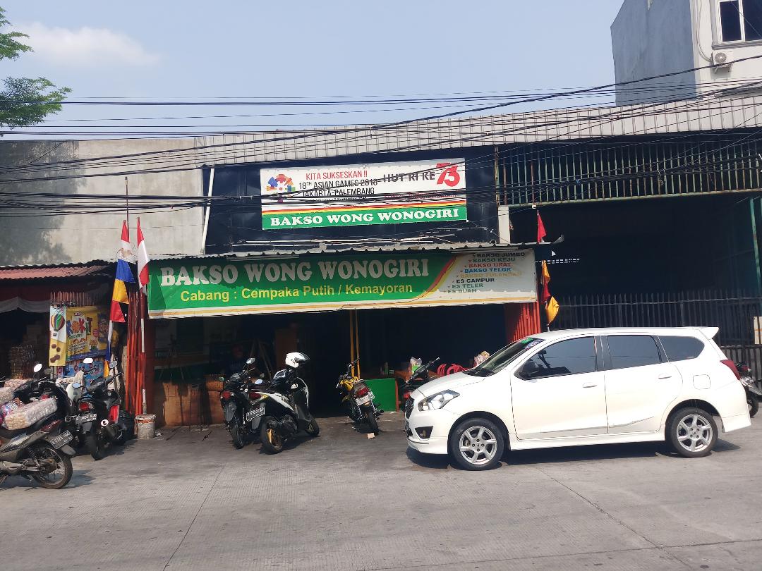 Penjual Bakso Dekat Wisma Atlet Kemayoran Bercucuran Keringat Layani Pembeli Warga Asing