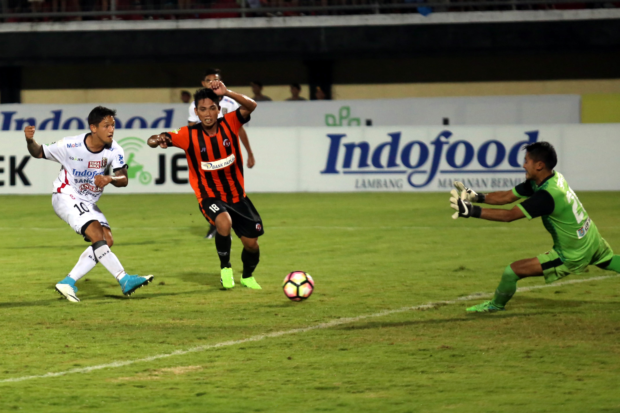 bali-united-hempaskan-perseru-serui_20170604_232124.jpg