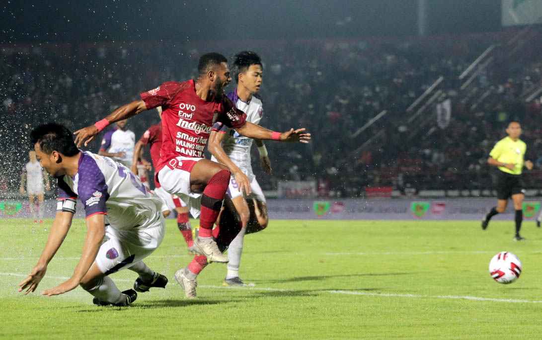 bali-united-vs-persita-tangerang-di-laga-liga-1-idonesia_20200302_094306.jpg