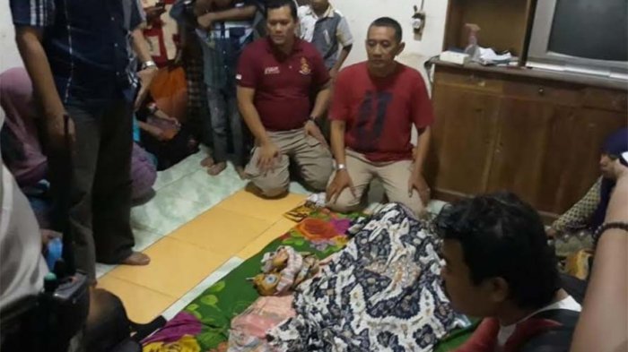 balita-dipukuli-ayah-kandung-pakai-rehal-hingga-tewas_20180524_124301.jpg