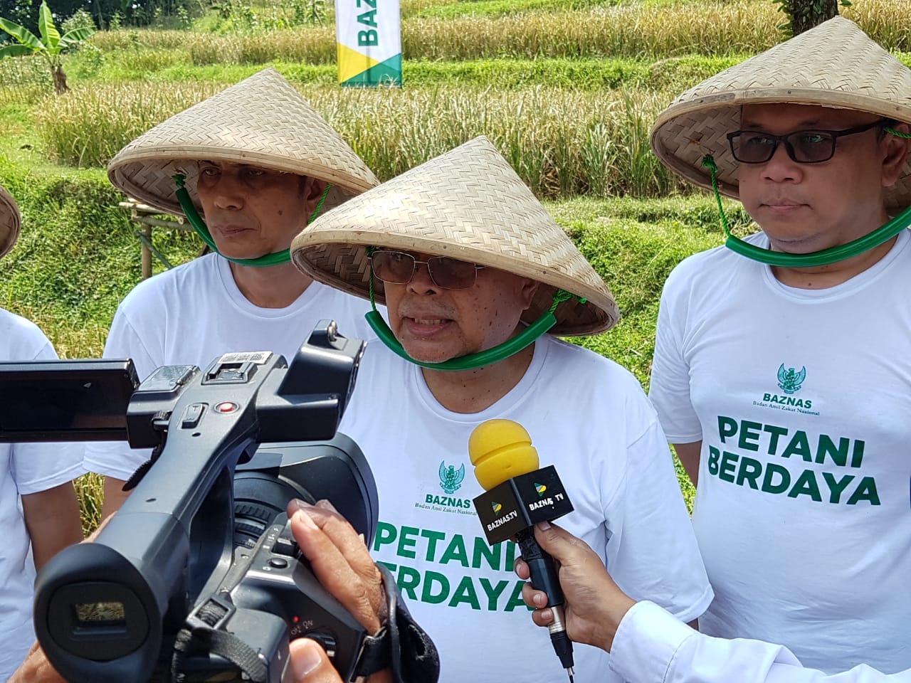 bambang-sudibyo-hadiri-panen-raya-di-karawang_20190416_013505.jpg