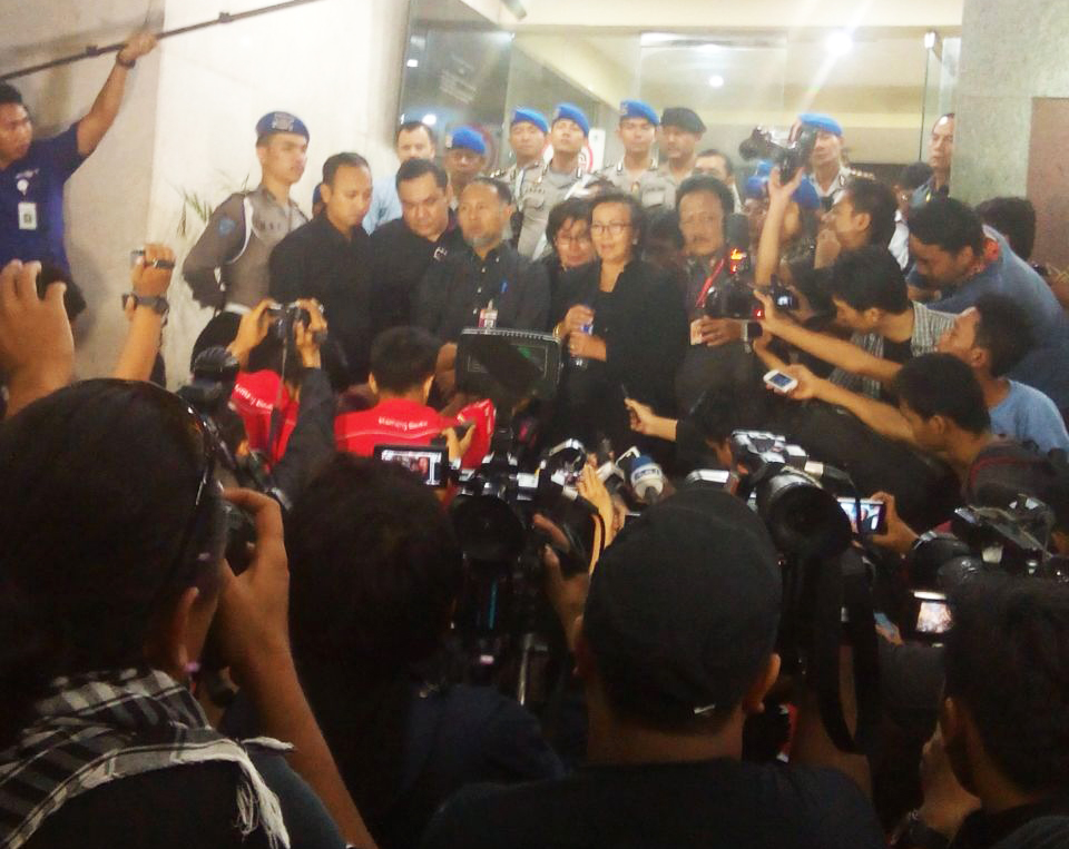 bambang-widjojanto-pulang-dari-bareskrim-polri_20150203_234315.jpg