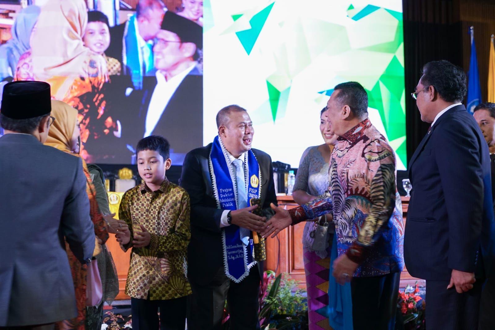 bamsoet-menghadiri-sidang-terbuka-promosi-doktor-administrasi-p.jpg