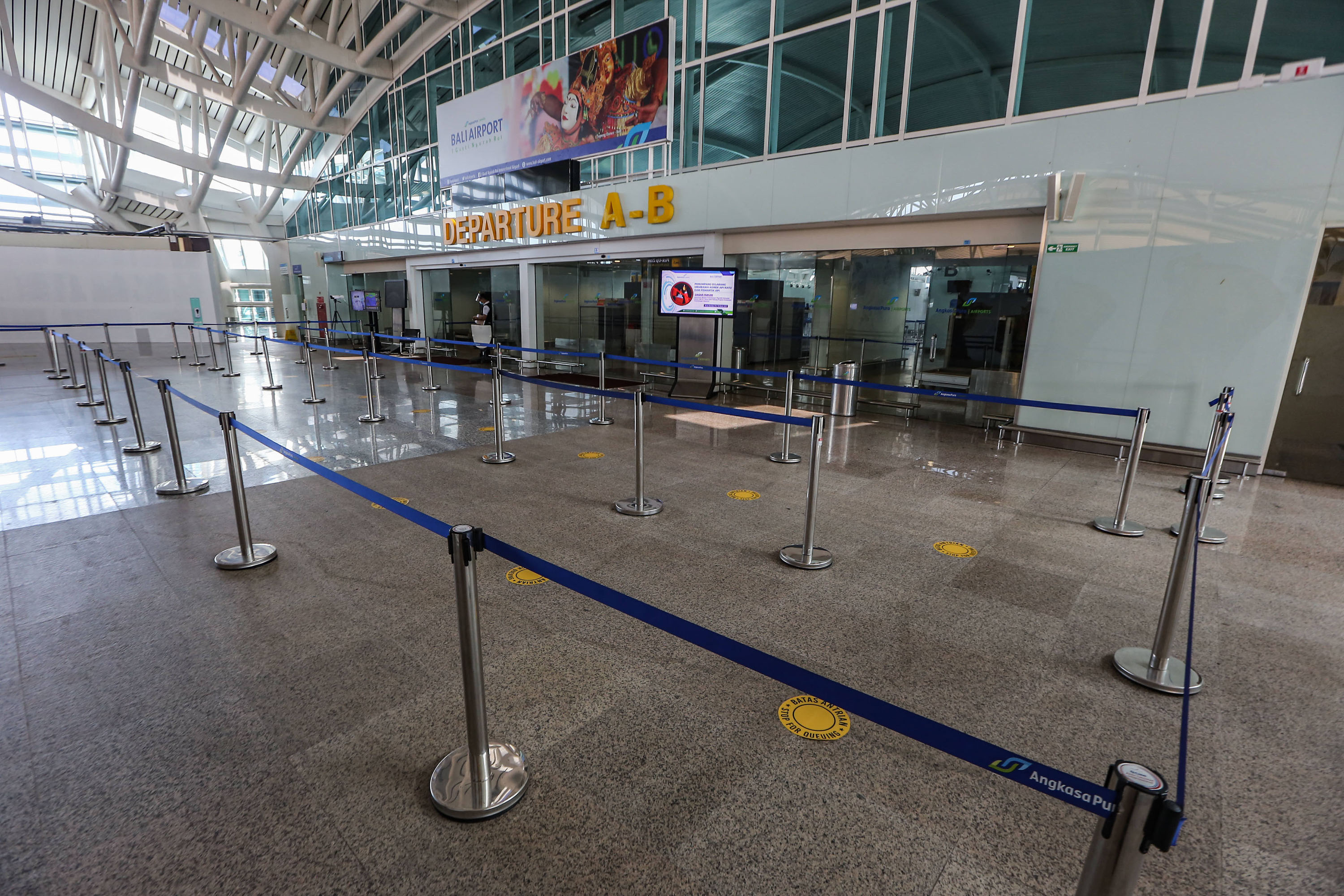 bandara-ngurah-rai-dibuka-lagi-untuk-penerbangan-internasional_20211014_150837.jpg