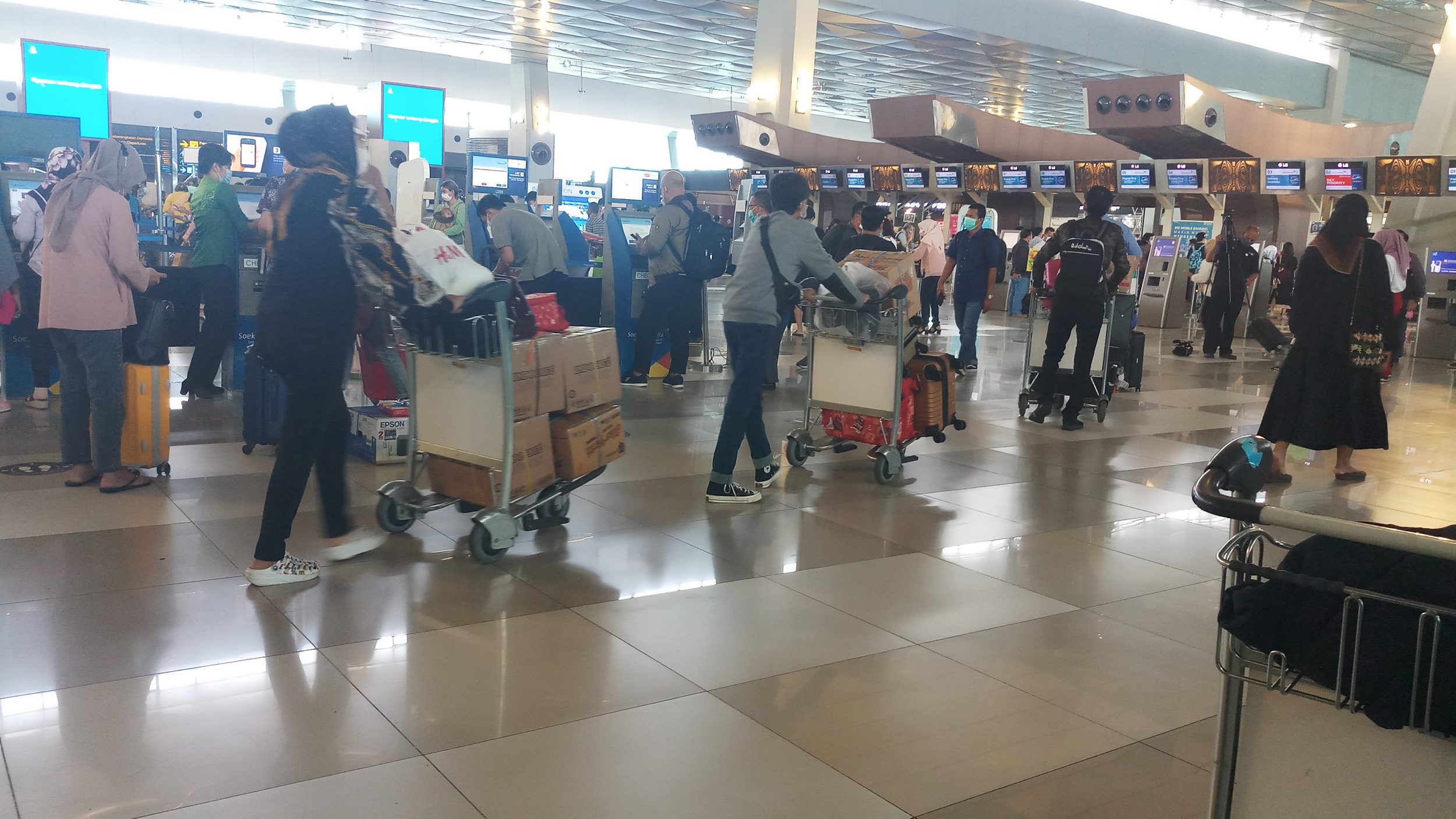bandara-soetta-padat-calon-penumpang-liburan-nataru_20201218_072129.jpg