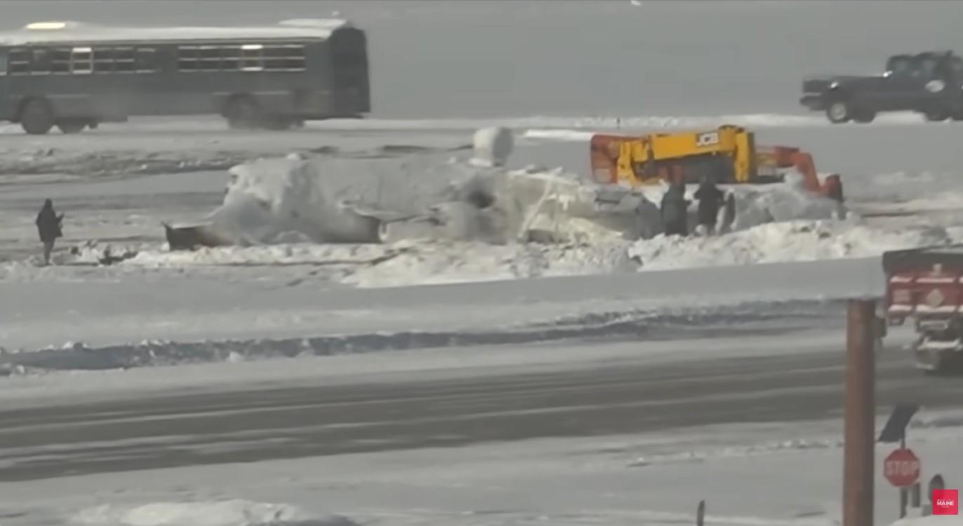 KECELAKAAN PESAWAT MAINE - Tangkap layar YouTube NEWS CENTER Maine 29 Januari 2026, memperlihatkan bangkai pesawat yang masih berada di runway setelah terbalik karena gagal takeoff. Enam orang tewas dalam kecelakaan itu.