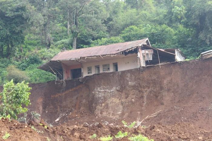 bangunan-yang-berada-di-atas-tanah-longsor-jalan-raya-cipanas-puncak-desa-cibereum.jpg