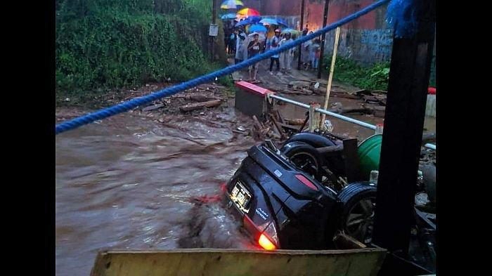 banjir-bandang-terjang-cicurug-sukabumi-mobil-terseret-arus.jpg