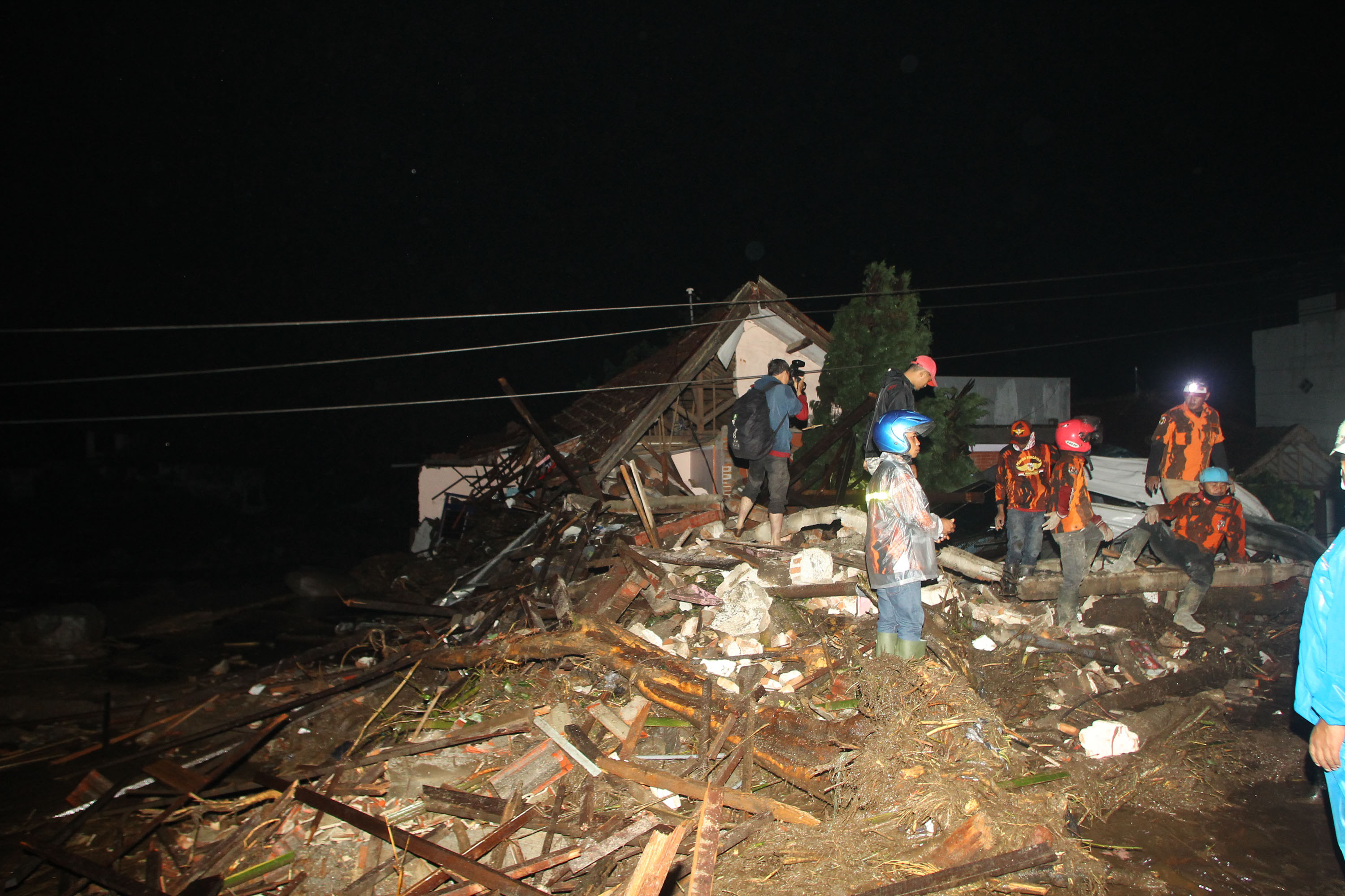 banjir-bandang-terjang-kota-batu-malang_20211104_222140.jpg