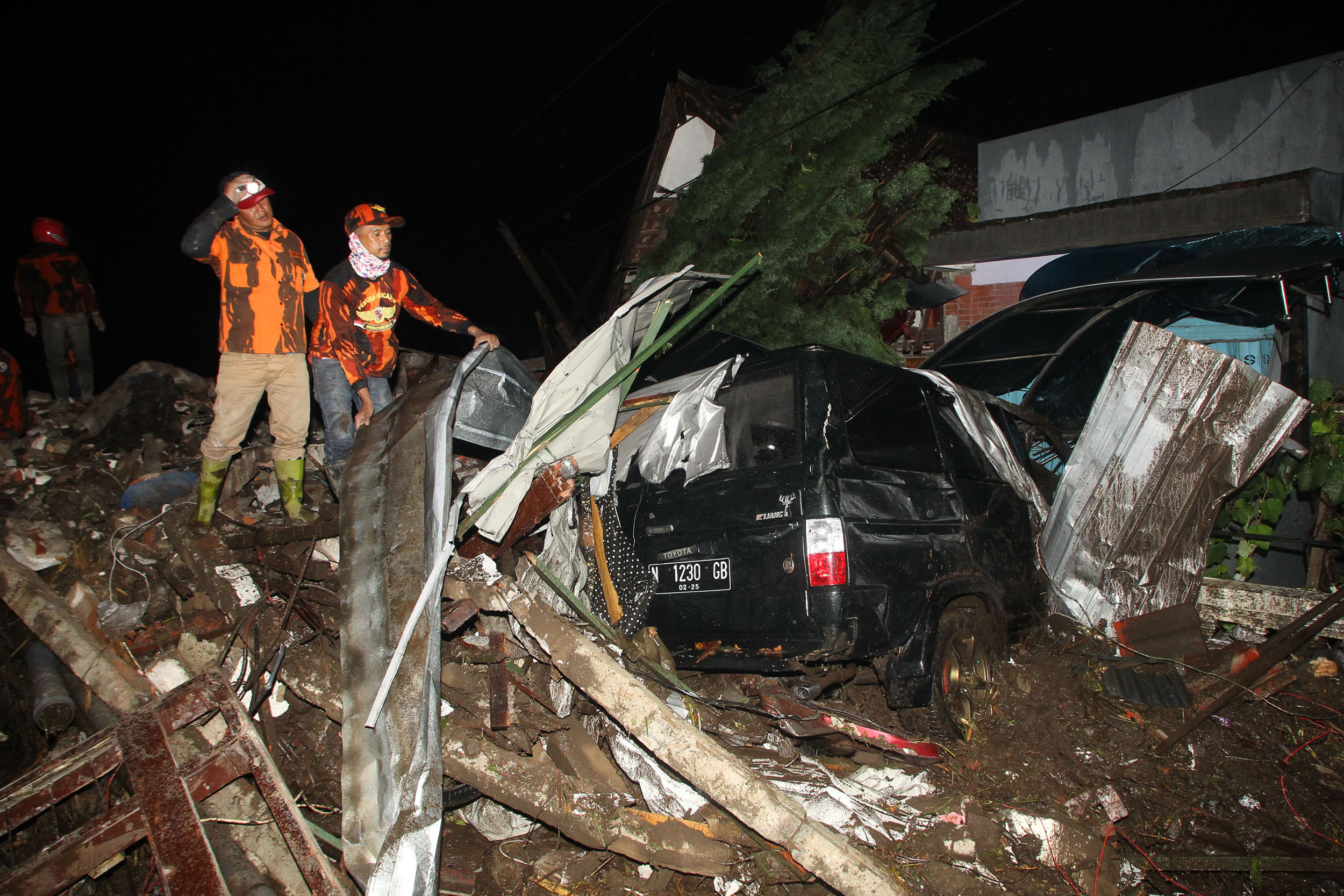 banjir-bandang-terjang-kota-batu-malang_20211104_223654.jpg