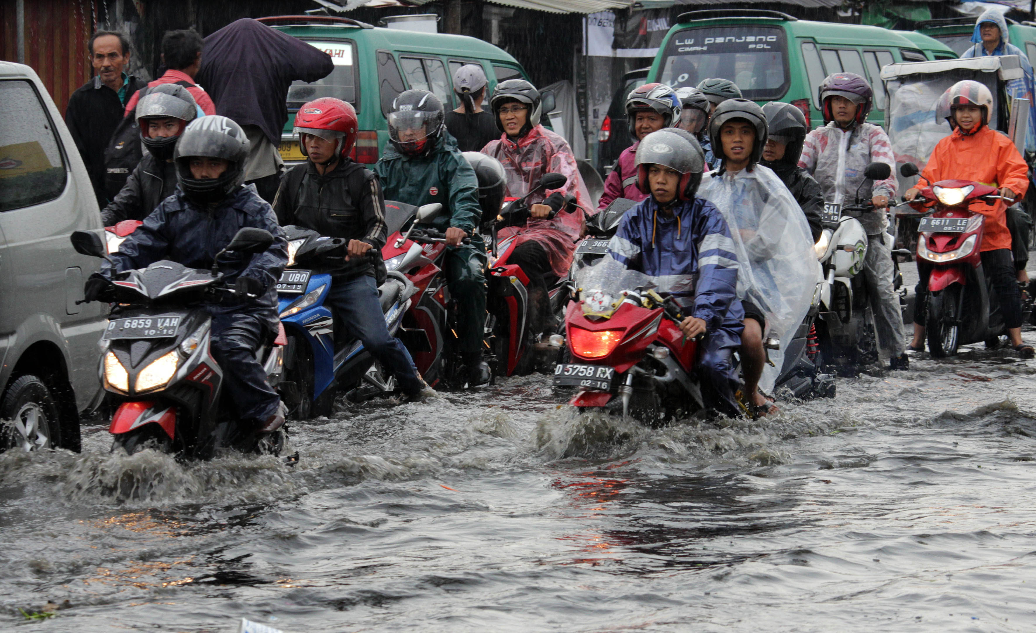 banjir-cileuncang-di-pasirkoja_20141129_091741.jpg