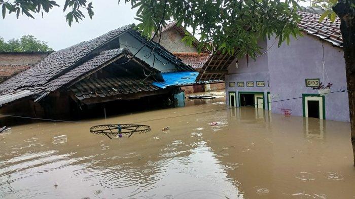 banjir-di-desakecamatan-kertasemaya-kabupaten-indramayu.jpg
