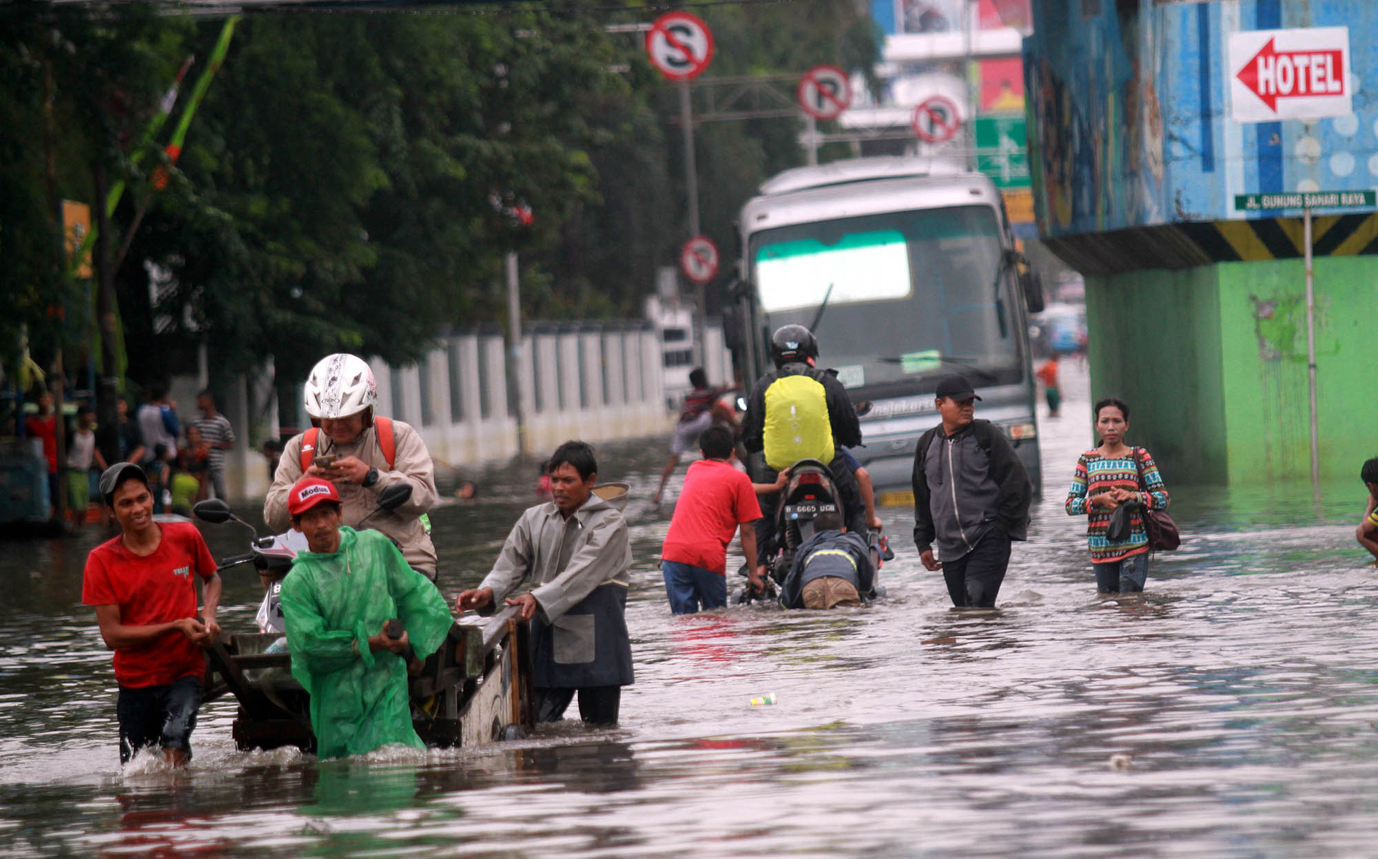 banjir-di-jalan-gunung-sahari_20150211_194110.jpg