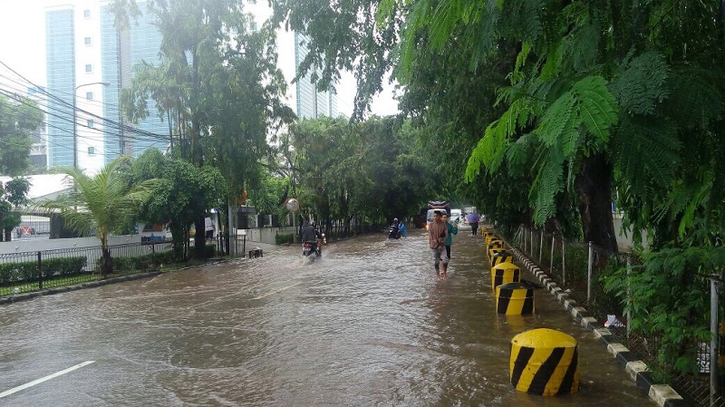 banjir-di-jl-pegangsaan-ii_20170221_092756.jpg
