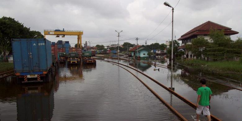 banjir-di-rel-kampung-bandan_20150123_20150123_092341.jpg