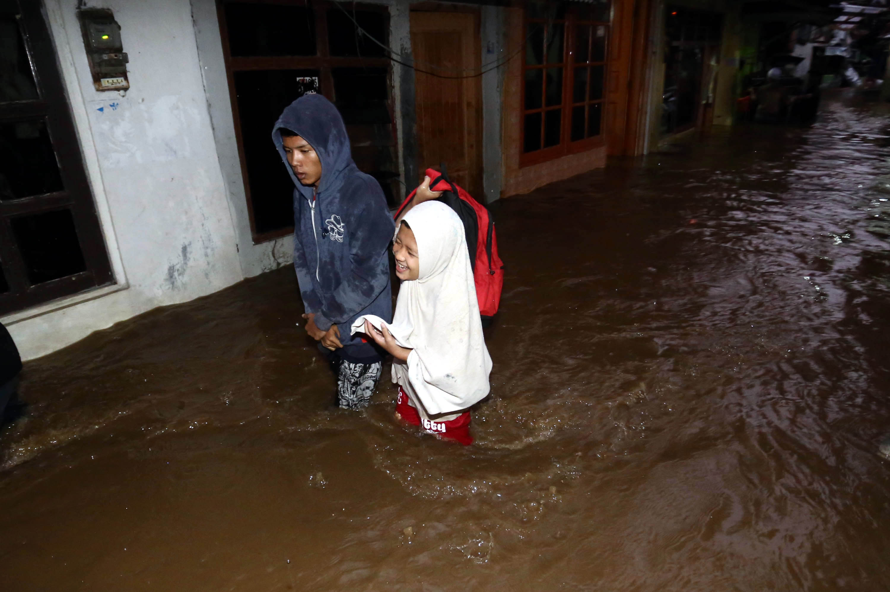 banjir-kebon-pala-jakarta-timur_20180205_193006.jpg