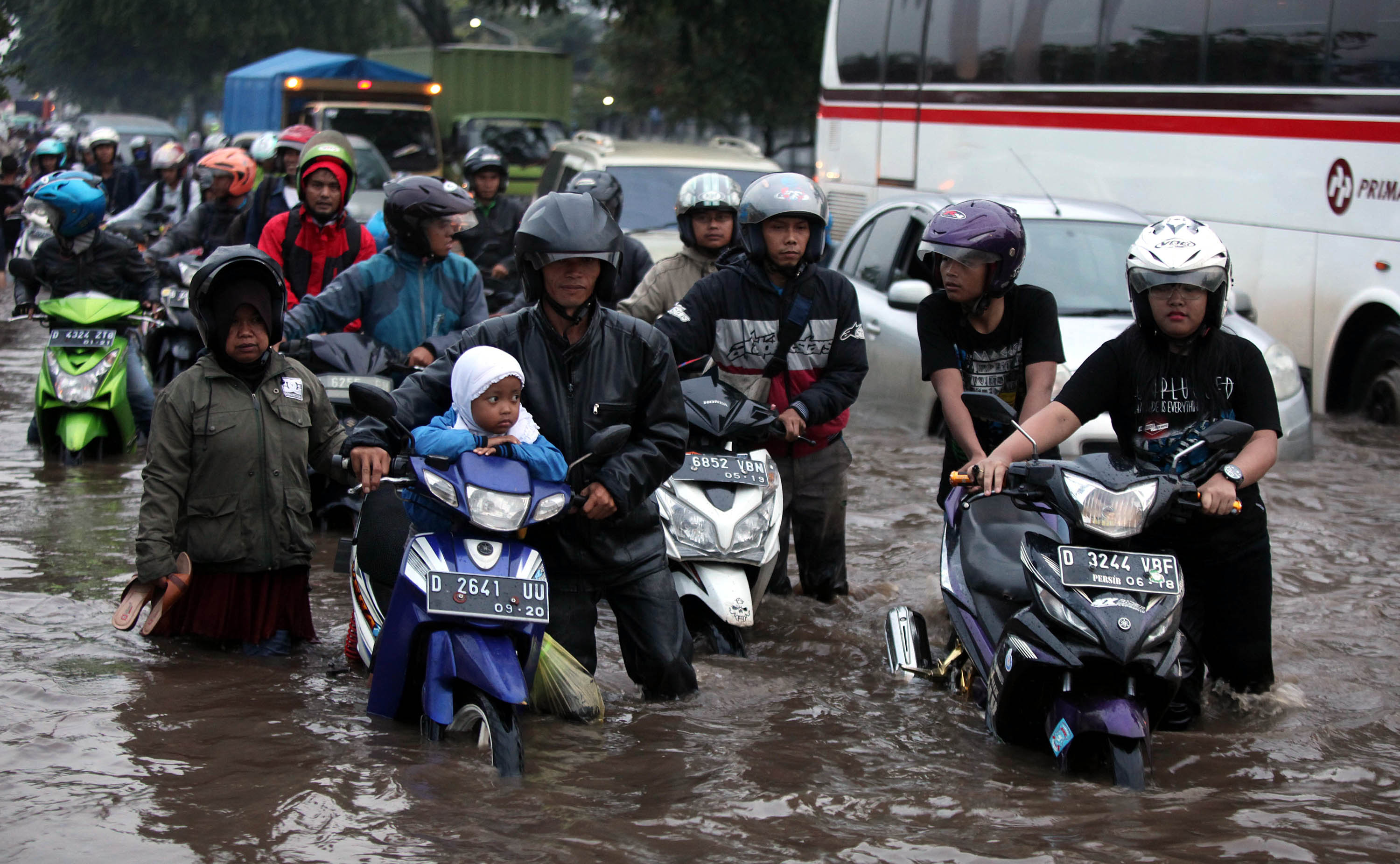 banjir-kembali-rendam-jalur-utama-bandung-garut_20161101_224838.jpg