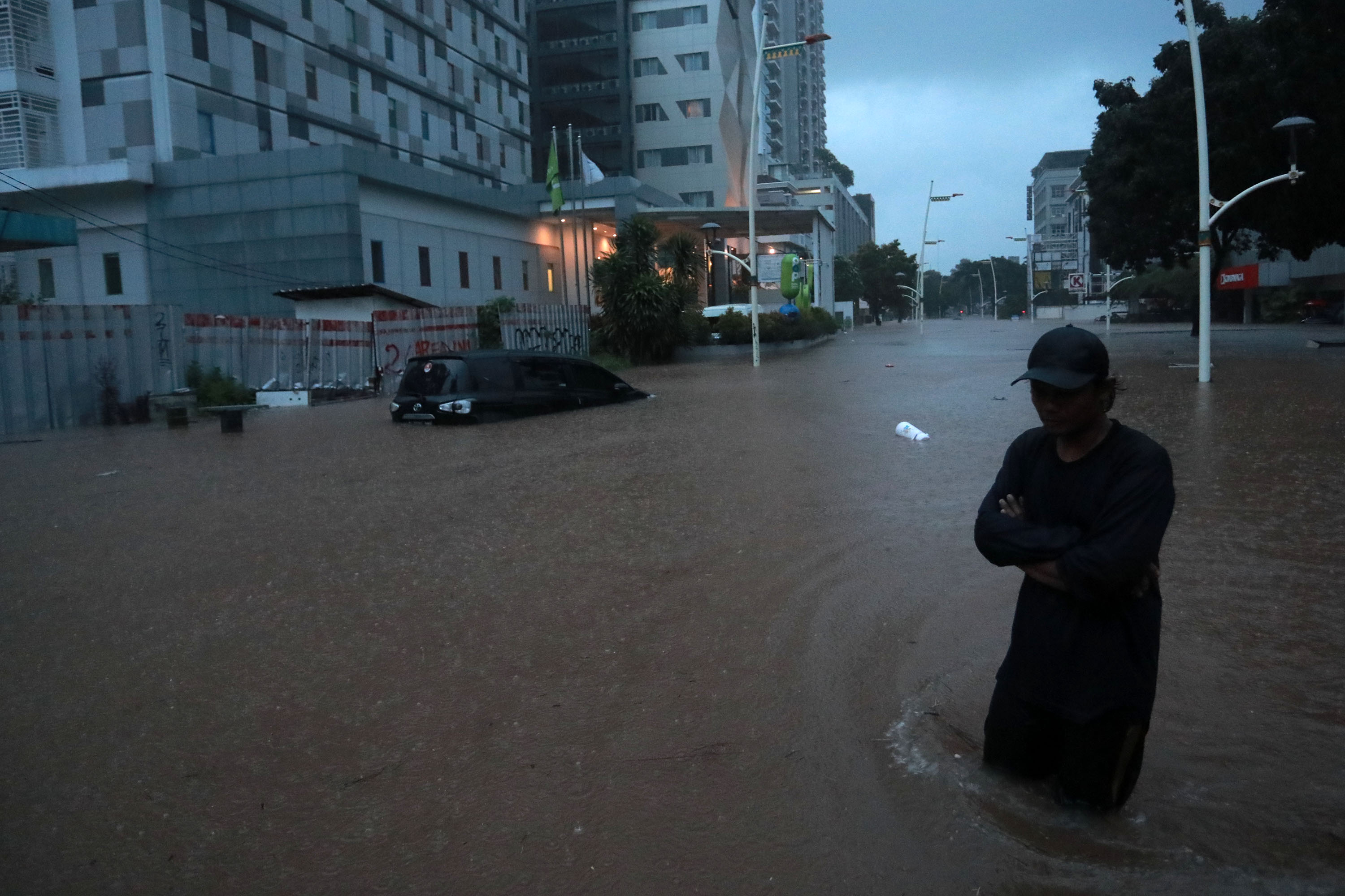 banjir-landa-kawasan-kemang-jakarta-selatan_20210220_154705.jpg
