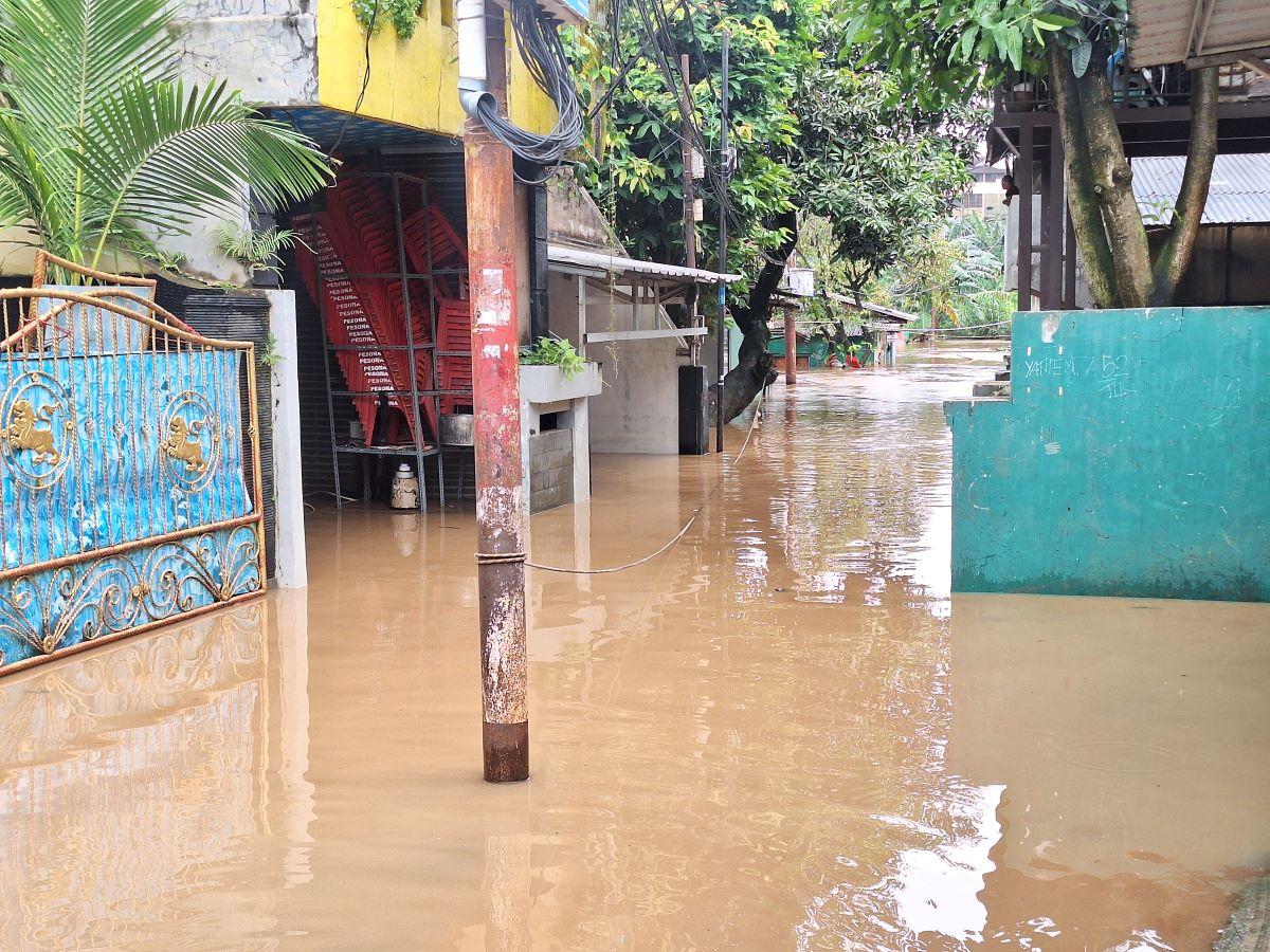 banjir-pejaten-pasming-lansia-ngungsi.jpg