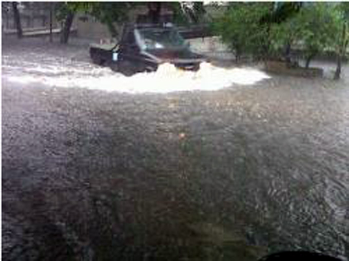 banjir-setinggi-30-hingga-40-cm-di-jl-patra-raya-duri-kepa-jakarta-barat_20141227_083311.jpg