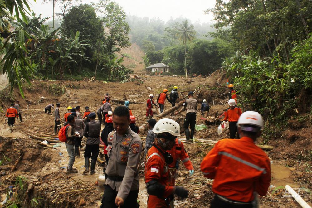 bantuan-act-untuk-longsor-di-bogor.jpg