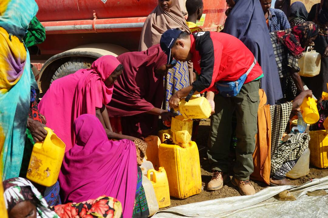 bantuan-air-pengungsi-somalia_20170531_160933.jpg